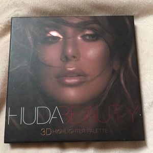 HUDA BEAUTY 3D HIGHLIGHTER PALETTE NWOT